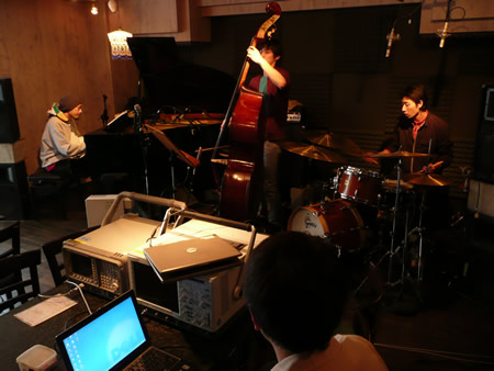 録音実験で演奏する佐藤守トリオの前で、ノイズの電流値を計測